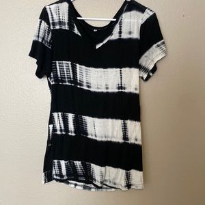 5/$20❤️ Black and white tie dye top